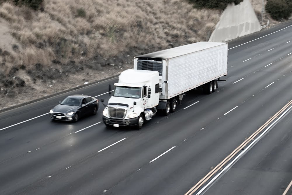 Moriarty, NM – One Killed After Semi-Truck Crashes into Building on I-40