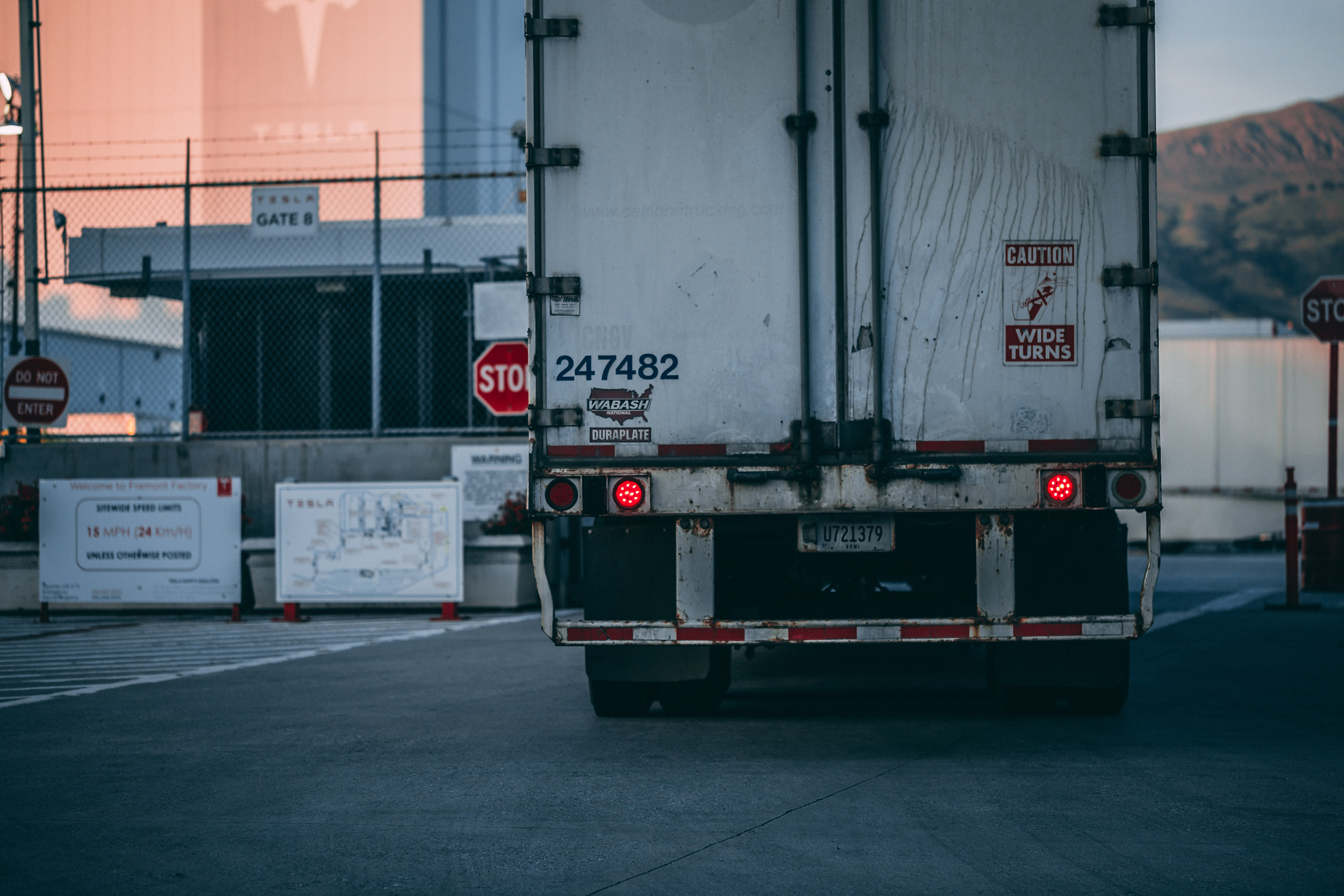 Albuquerque, NM – Critical Injuries in Semi-Pedestrian Crash at University & Menaul Blvd